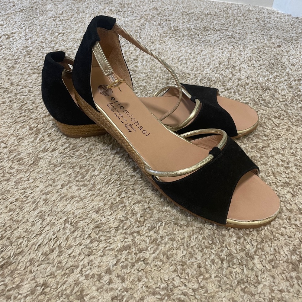 📦 🚚 EVERYTHING MUST GO! Eric Michael Black + Gold Mini Wedge Sandal | 40